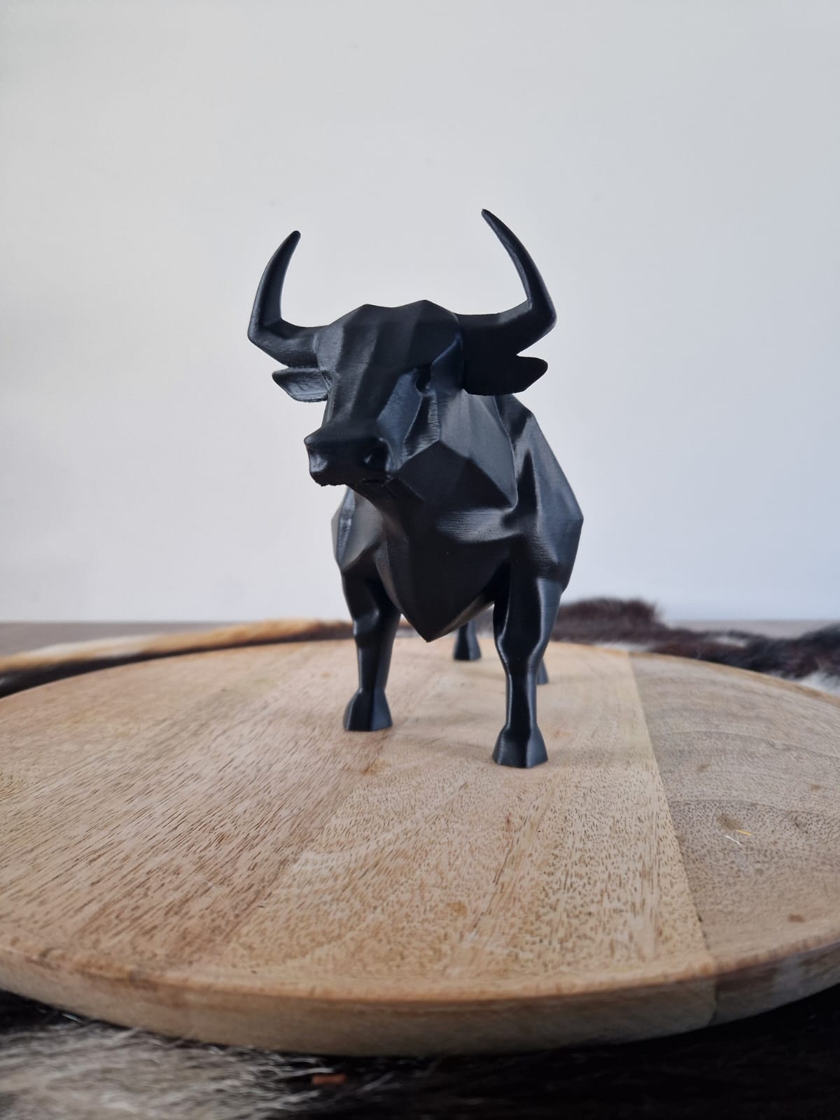 Stunning Bull Sculpture - 25x10x16 cm