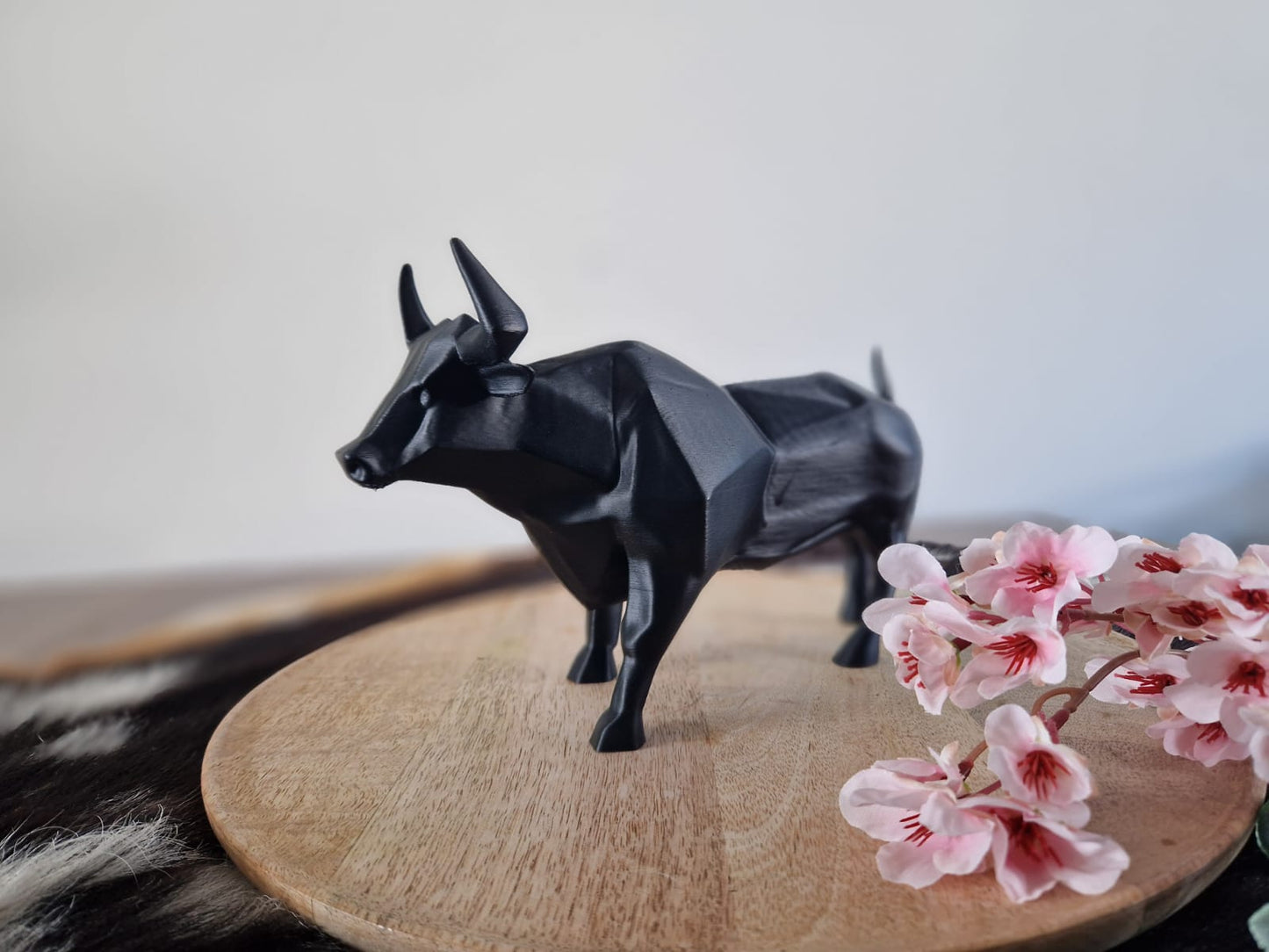 Stunning Bull Sculpture - 25x10x16 cm